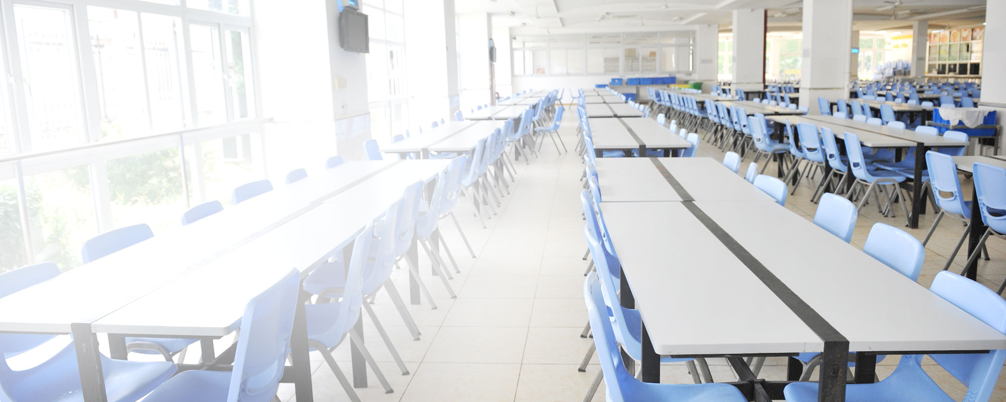 School cafeteria ready for lunch